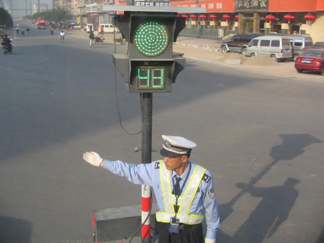 交警指挥交通实拍